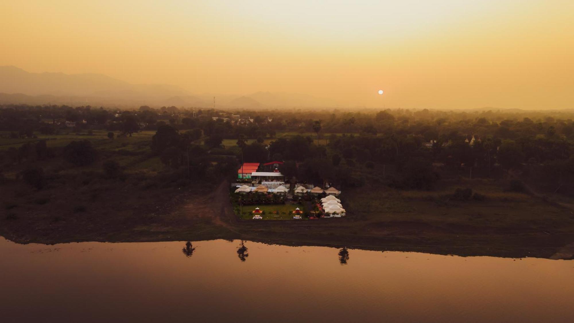 Riverview Tent Resort Kevadia Bagian luar foto